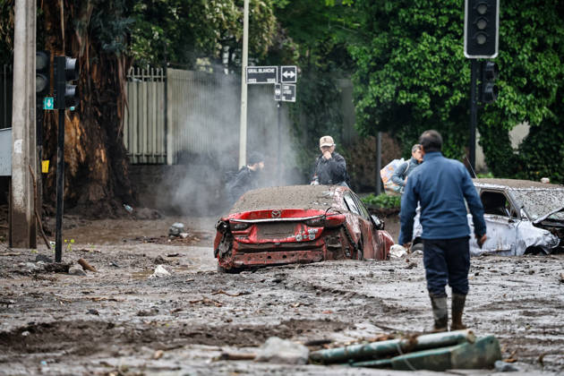 Santiago, October 9, 2026 Consequences of a mudslide that affected the area from San Carlos de Apoquindo to Los Dominicos in the Las Condes district, causing widespread damage and sweeping away vehicles and people. Diego Martin Aton, Chile, Aton 1198141 jpeg  Copyright: DIEGOxMARTIN ATONxCHILE