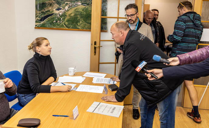 The two-day elections to municipal assemblies started in the Czech Republic together with the first round of the elections to one-third of the Senate, on October 9, 2026. On the photo is a polling station in Moldava. Police were present today at the polls in Moldava near Teplice shortly after the polling station opened. Mayor David Leitermann ( Moldava for Life ) struck several voters from the voter list who were insisting on being allowed to vote. The election commission refused to let them vote. These people (photo) therefore called the police. Accompanied by the police, they then filed a report stating that they had been unable to vote. (CTKxPhoto VojtechxHajek) CTKPhotoP2026100905753  CTKPhotoP2026100905753