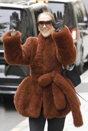 Céline Dion greets her fans as she leaves the Royal Monceau hotel in Paris, before heading to La Plenitude Arena in Paris La Défense to continue her concert series on October 9, 2026. The night before, the Quebec star stumbled on stage and then forgot some of the lyrics to her song, Pour que tu m’aimes encore during the finale of her show. Christophe Aubert Bestimage Celine Dion greets fans as she leaves the Royal Monceau Hotel in Paris, before heading to the Paris La Défense Arena to continue her concert series on October 9, 2026. The previous evening, the Quebec star stumbled on stage and forgot some of the lyrics to her song Pour que tu m’aimes encore during the show’s finale. Paris, France  Copyright: xChristophexAubertx xBestimagexChristophexAubertx xBestimagex