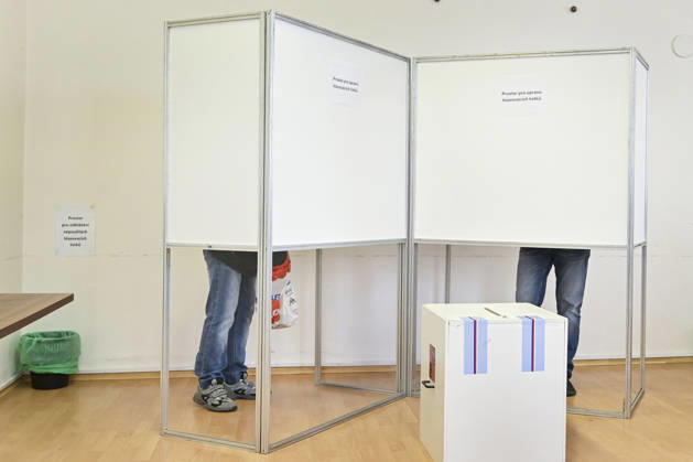 The two-day elections to municipal assemblies started in the Czech Republic together with the first round of the elections to one-third of the Senate, on October 9, 2026. On the photo is a polling station in Kozlany. (CTKxPhoto MiroslavxChaloupka) CTKPhotoP2026100906445  CTKPhotoP2026100906445