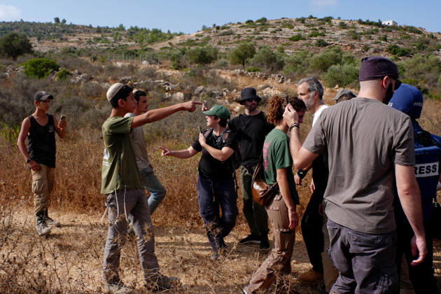 Clashes erupt between Israeli settlers and Palestinian farmers in West Bank RAMALLAH, WEST BANK - OCTOBER 9: Clashes break out between Israeli settlers, accompanied by Israeli soldiers, and Palestinian farmers harvesting olives in the town of Deir Ibzi, near Ramallah in West Bank, on October 9, 2026. The incident reportedly involved damage to olive crops and provocative actions by the settlers. Issam Rimawi Anadolu Ramallah West Bank. Editorial use only. Please get in touch for any other usage.  Copyright: x2026xAnadoluxIssamxRimawix