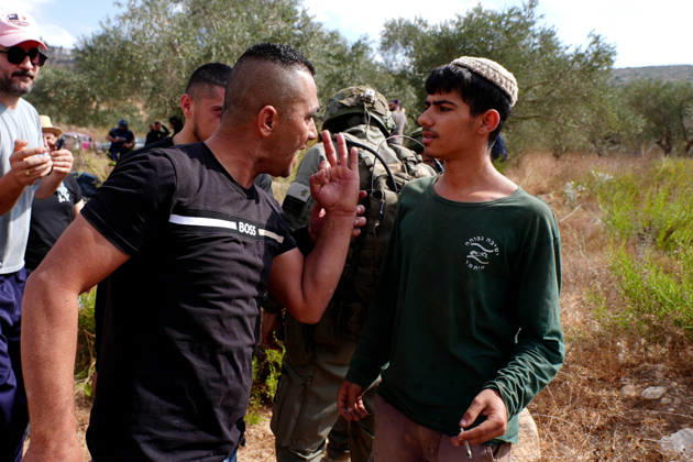 Clashes erupt between Israeli settlers and Palestinian farmers in West Bank RAMALLAH, WEST BANK - OCTOBER 9: Clashes break out between Israeli settlers, accompanied by Israeli soldiers, and Palestinian farmers harvesting olives in the town of Deir Ibzi, near Ramallah in West Bank, on October 9, 2026. The incident reportedly involved damage to olive crops and provocative actions by the settlers. Issam Rimawi Anadolu Ramallah West Bank. Editorial use only. Please get in touch for any other usage.  Copyright: x2026xAnadoluxIssamxRimawix