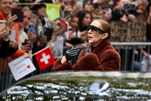 CELEBRITES : Celine Dion in Paris - 09 10 2026 Celine Dion spend time with fans before going to the venue, hotel Royal Monceau in Paris, France - CÃ line Dion a passÃ un moment avec ses fans avant de se rendre sur les lieux, Ã l hÃ tel Royal Monceau Ã Paris, en France PARISFrance  Copyright: xLIONELxURMANx