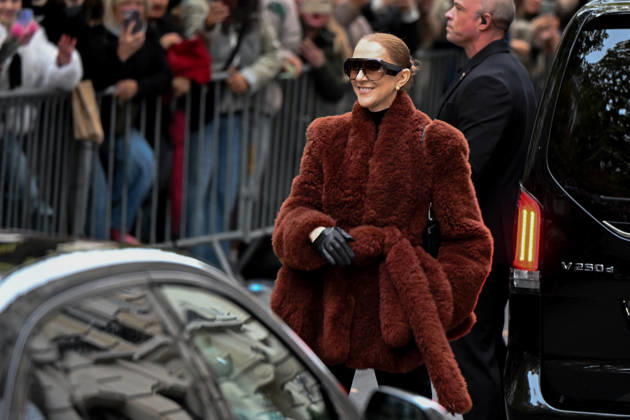 CELEBRITES : Celine Dion in Paris - 09 10 2026 Celine Dion spend time with fans before going to the venue, hotel Royal Monceau in Paris, France - CÃ line Dion a passÃ un moment avec ses fans avant de se rendre sur les lieux, Ã l hÃ tel Royal Monceau Ã Paris, en France PARISFrance  Copyright: xLIONELxURMANx