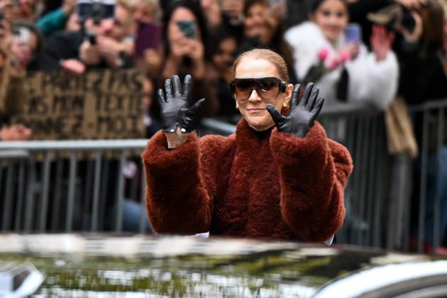 CELEBRITES : Celine Dion in Paris - 09 10 2026 Celine Dion spend time with fans before going to the venue, hotel Royal Monceau in Paris, France - CÃ line Dion a passÃ un moment avec ses fans avant de se rendre sur les lieux, Ã l hÃ tel Royal Monceau Ã Paris, en France PARISFrance  Copyright: xLIONELxURMANx