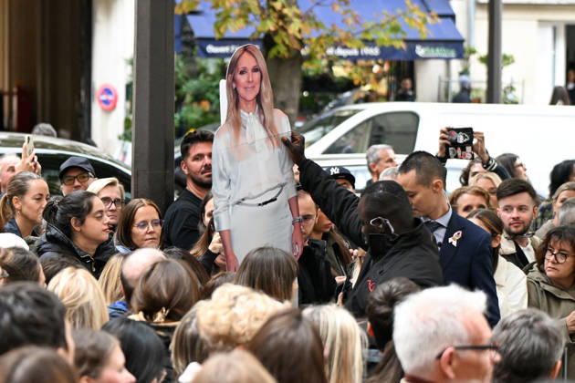 Celine Dion Leaves Her Hotel - Paris Celine Dion spend time with fans before going to the venue, at the Hotel Royal Monceau in Paris, France, on October 9, 2026. Photo by Lionel Urman ABACAPRESS.COM Paris France  Copyright: xUrmanxLionel ABACAx