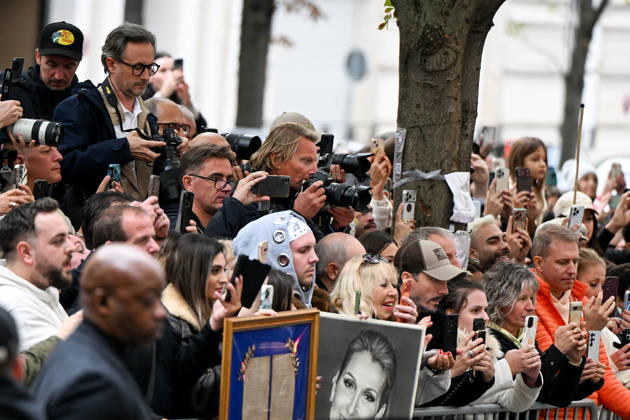 Celine Dion Leaves Her Hotel - Paris Celine Dion spend time with fans before going to the venue, at the Hotel Royal Monceau in Paris, France, on October 9, 2026. Photo by Lionel Urman ABACAPRESS.COM Paris France  Copyright: xUrmanxLionel ABACAx