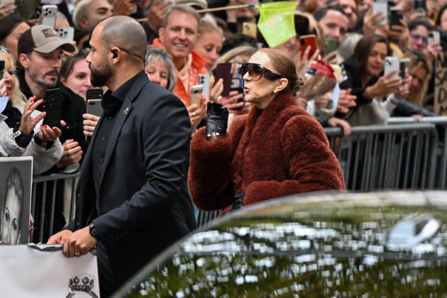 Celine Dion Leaves Her Hotel - Paris Celine Dion spend time with fans before going to the venue, at the Hotel Royal Monceau in Paris, France, on October 9, 2026. Photo by Lionel Urman ABACAPRESS.COM Paris France  Copyright: xUrmanxLionel ABACAx