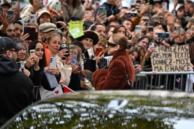Celine Dion Leaves Her Hotel - Paris Celine Dion spend time with fans before going to the venue, at the Hotel Royal Monceau in Paris, France, on October 9, 2026. Photo by Lionel Urman ABACAPRESS.COM Paris France  Copyright: xUrmanxLionel ABACAx