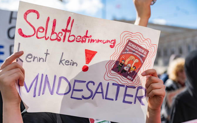 09.10.2026 Demo Gegen das Kopftuchverbot TeilnehmerInnen der Demonstration Schule brennt , Schulstreik gegen Kopftuchverbot gegen das Kopftuchverbot aber auch generell gegen Rassismus, Sexismus und Militarisierung an Schulen am Platz der Menschenrechte in Wien, Österreich Wien Platz der Menschenrechte Wien Oesterreich