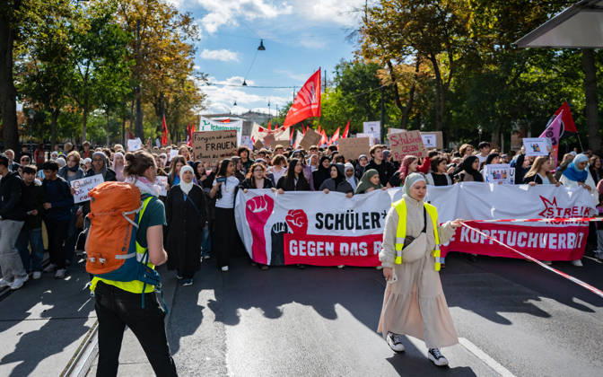 09.10.2026 Demo Gegen das Kopftuchverbot TeilnehmerInnen der Demonstration Schule brennt , Schulstreik gegen Kopftuchverbot gegen das Kopftuchverbot aber auch generell gegen Rassismus, Sexismus und Militarisierung an Schulen am Platz der Menschenrechte in Wien, Österreich Wien Platz der Menschenrechte Wien Oesterreich
