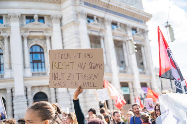 09.10.2026 Demo Gegen das Kopftuchverbot TeilnehmerInnen der Demonstration Schule brennt , Schulstreik gegen Kopftuchverbot gegen das Kopftuchverbot aber auch generell gegen Rassismus, Sexismus und Militarisierung an Schulen am Platz der Menschenrechte in Wien, Österreich Wien Platz der Menschenrechte Wien Oesterreich
