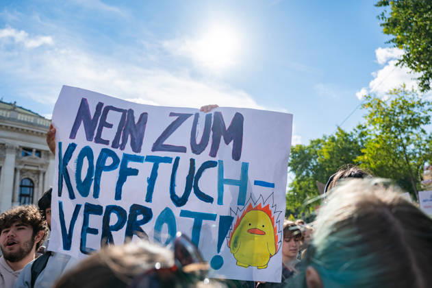 09.10.2026 Demo Gegen das Kopftuchverbot TeilnehmerInnen der Demonstration Schule brennt , Schulstreik gegen Kopftuchverbot gegen das Kopftuchverbot aber auch generell gegen Rassismus, Sexismus und Militarisierung an Schulen am Platz der Menschenrechte in Wien, Österreich Wien Platz der Menschenrechte Wien Oesterreich