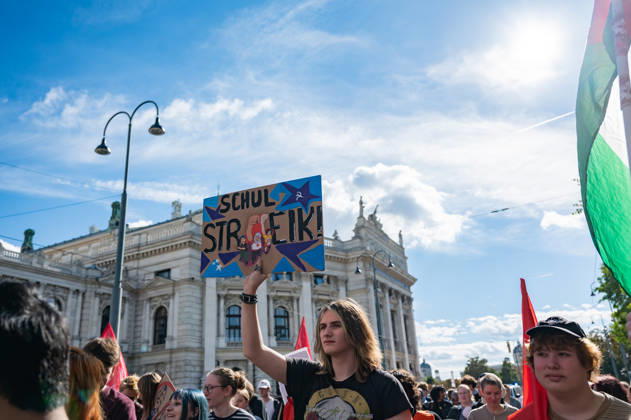 09.10.2026 Demo Gegen das Kopftuchverbot TeilnehmerInnen der Demonstration Schule brennt , Schulstreik gegen Kopftuchverbot gegen das Kopftuchverbot aber auch generell gegen Rassismus, Sexismus und Militarisierung an Schulen am Platz der Menschenrechte in Wien, Österreich Wien Platz der Menschenrechte Wien Oesterreich