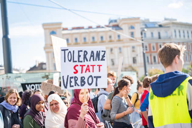 09.10.2026 Demo Gegen das Kopftuchverbot TeilnehmerInnen der Demonstration Schule brennt , Schulstreik gegen Kopftuchverbot gegen das Kopftuchverbot aber auch generell gegen Rassismus, Sexismus und Militarisierung an Schulen am Platz der Menschenrechte in Wien, Österreich Wien Platz der Menschenrechte Wien Oesterreich