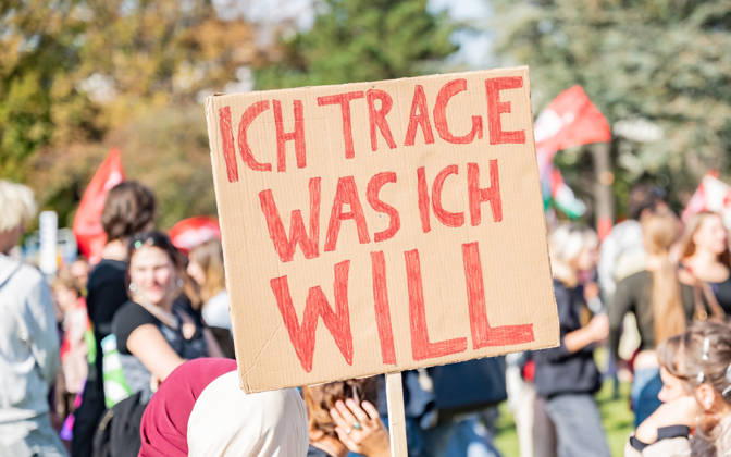 09.10.2026 Demo Gegen das Kopftuchverbot TeilnehmerInnen der Demonstration Schule brennt , Schulstreik gegen Kopftuchverbot gegen das Kopftuchverbot aber auch generell gegen Rassismus, Sexismus und Militarisierung an Schulen am Platz der Menschenrechte in Wien, Österreich Wien Platz der Menschenrechte Wien Oesterreich