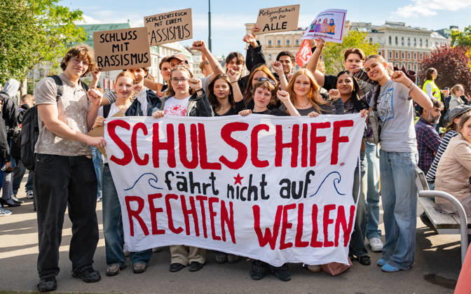 09.10.2026 Demo Gegen das Kopftuchverbot TeilnehmerInnen der Demonstration Schule brennt , Schulstreik gegen Kopftuchverbot gegen das Kopftuchverbot aber auch generell gegen Rassismus, Sexismus und Militarisierung an Schulen am Platz der Menschenrechte in Wien, Österreich Wien Platz der Menschenrechte Wien Oesterreich