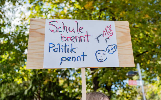09.10.2026 Demo Gegen das Kopftuchverbot TeilnehmerInnen der Demonstration Schule brennt , Schulstreik gegen Kopftuchverbot gegen das Kopftuchverbot aber auch generell gegen Rassismus, Sexismus und Militarisierung an Schulen am Platz der Menschenrechte in Wien, Österreich Wien Platz der Menschenrechte Wien Oesterreich