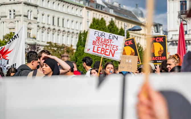 09.10.2026 Demo Gegen das Kopftuchverbot TeilnehmerInnen der Demonstration Schule brennt , Schulstreik gegen Kopftuchverbot gegen das Kopftuchverbot aber auch generell gegen Rassismus, Sexismus und Militarisierung an Schulen am Platz der Menschenrechte in Wien, Österreich Wien Platz der Menschenrechte Wien Oesterreich