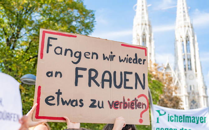 09.10.2026 Demo Gegen das Kopftuchverbot TeilnehmerInnen der Demonstration Schule brennt , Schulstreik gegen Kopftuchverbot gegen das Kopftuchverbot aber auch generell gegen Rassismus, Sexismus und Militarisierung an Schulen am Platz der Menschenrechte in Wien, Österreich Wien Platz der Menschenrechte Wien Oesterreich