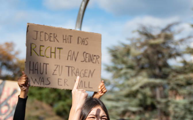 09.10.2026 Demo Gegen das Kopftuchverbot TeilnehmerInnen der Demonstration Schule brennt , Schulstreik gegen Kopftuchverbot gegen das Kopftuchverbot aber auch generell gegen Rassismus, Sexismus und Militarisierung an Schulen am Platz der Menschenrechte in Wien, Österreich Wien Platz der Menschenrechte Wien Oesterreich