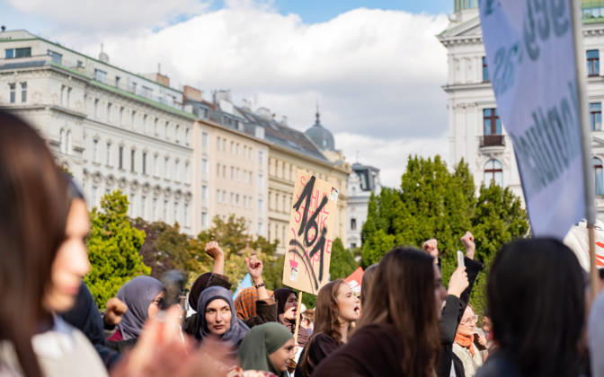 09.10.2026 Demo Gegen das Kopftuchverbot TeilnehmerInnen der Demonstration Schule brennt , Schulstreik gegen Kopftuchverbot gegen das Kopftuchverbot aber auch generell gegen Rassismus, Sexismus und Militarisierung an Schulen am Platz der Menschenrechte in Wien, Österreich Wien Platz der Menschenrechte Wien Oesterreich