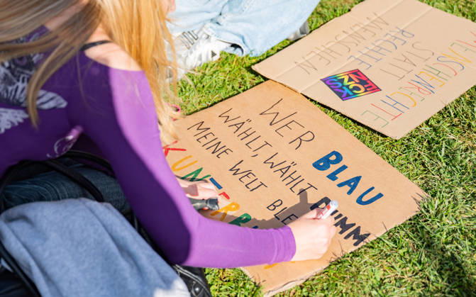 09.10.2026 Demo Gegen das Kopftuchverbot TeilnehmerInnen der Demonstration Schule brennt , Schulstreik gegen Kopftuchverbot gegen das Kopftuchverbot aber auch generell gegen Rassismus, Sexismus und Militarisierung an Schulen am Platz der Menschenrechte in Wien, Österreich Wien Platz der Menschenrechte Wien Oesterreich