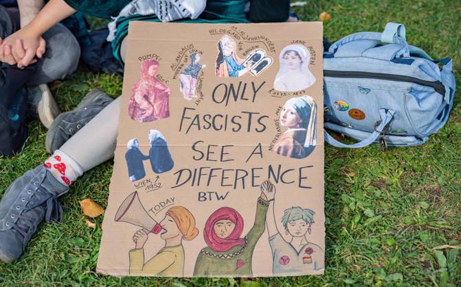 09.10.2026 Demo Gegen das Kopftuchverbot TeilnehmerInnen der Demonstration Schule brennt , Schulstreik gegen Kopftuchverbot gegen das Kopftuchverbot aber auch generell gegen Rassismus, Sexismus und Militarisierung an Schulen am Platz der Menschenrechte in Wien, Österreich Wien Platz der Menschenrechte Wien Oesterreich