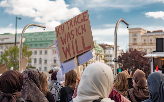 09.10.2026 Demo Gegen das Kopftuchverbot TeilnehmerInnen der Demonstration Schule brennt , Schulstreik gegen Kopftuchverbot gegen das Kopftuchverbot aber auch generell gegen Rassismus, Sexismus und Militarisierung an Schulen am Platz der Menschenrechte in Wien, Österreich Wien Platz der Menschenrechte Wien Oesterreich