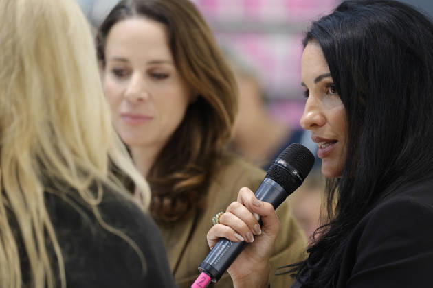 Frankfurt Impressionen 09.10.2026 Auf der 78. Frankfurter Buchmesse sind am Messestand der FAZ Frankfurter Allgemeine Zeitung heute Natalie Amiri (li.) und Minu Barati bei Moderatorin Julia Encke (F. A. S.) zu Gast. Thema: Unsere Väter Frankfurt (Main) Hessen Deutschland