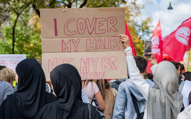 09.10.2026 Demo Gegen das Kopftuchverbot TeilnehmerInnen der Demonstration Schule brennt , Schulstreik gegen Kopftuchverbot gegen das Kopftuchverbot aber auch generell gegen Rassismus, Sexismus und Militarisierung an Schulen am Platz der Menschenrechte in Wien, Österreich Wien Platz der Menschenrechte Wien Oesterreich