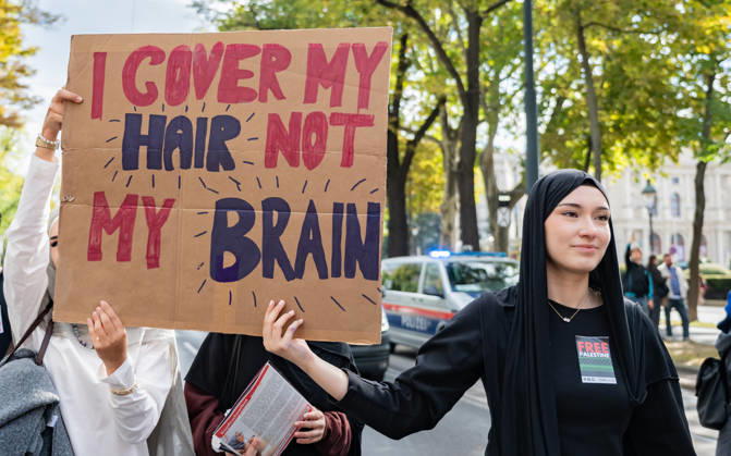 09.10.2026 Demo Gegen das Kopftuchverbot TeilnehmerInnen der Demonstration Schule brennt , Schulstreik gegen Kopftuchverbot gegen das Kopftuchverbot aber auch generell gegen Rassismus, Sexismus und Militarisierung an Schulen am Platz der Menschenrechte in Wien, Österreich Wien Platz der Menschenrechte Wien Oesterreich