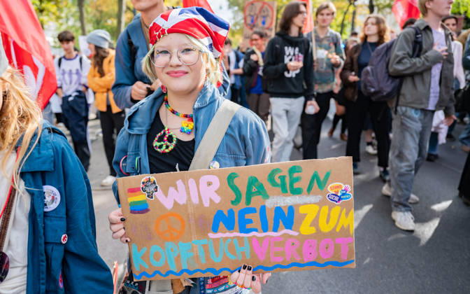 09.10.2026 Demo Gegen das Kopftuchverbot TeilnehmerInnen der Demonstration Schule brennt , Schulstreik gegen Kopftuchverbot gegen das Kopftuchverbot aber auch generell gegen Rassismus, Sexismus und Militarisierung an Schulen am Platz der Menschenrechte in Wien, Österreich Wien Platz der Menschenrechte Wien Oesterreich