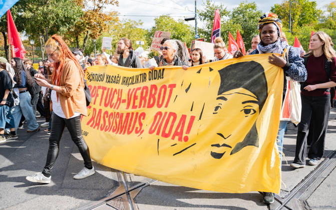 09.10.2026 Demo Gegen das Kopftuchverbot TeilnehmerInnen der Demonstration Schule brennt , Schulstreik gegen Kopftuchverbot gegen das Kopftuchverbot aber auch generell gegen Rassismus, Sexismus und Militarisierung an Schulen am Platz der Menschenrechte in Wien, Österreich Wien Platz der Menschenrechte Wien Oesterreich