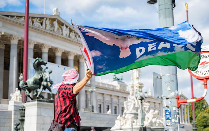 09.10.2026 Demo Gegen das Kopftuchverbot TeilnehmerInnen der Demonstration Schule brennt , Schulstreik gegen Kopftuchverbot gegen das Kopftuchverbot aber auch generell gegen Rassismus, Sexismus und Militarisierung an Schulen am Platz der Menschenrechte in Wien, Österreich Wien Platz der Menschenrechte Wien Oesterreich