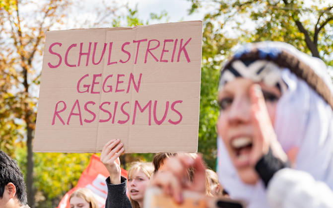 09.10.2026 Demo Gegen das Kopftuchverbot TeilnehmerInnen der Demonstration Schule brennt , Schulstreik gegen Kopftuchverbot gegen das Kopftuchverbot aber auch generell gegen Rassismus, Sexismus und Militarisierung an Schulen am Platz der Menschenrechte in Wien, Österreich Wien Platz der Menschenrechte Wien Oesterreich