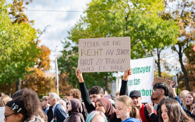 09.10.2026 Demo Gegen das Kopftuchverbot TeilnehmerInnen der Demonstration Schule brennt , Schulstreik gegen Kopftuchverbot gegen das Kopftuchverbot aber auch generell gegen Rassismus, Sexismus und Militarisierung an Schulen am Platz der Menschenrechte in Wien, Österreich Wien Platz der Menschenrechte Wien Oesterreich
