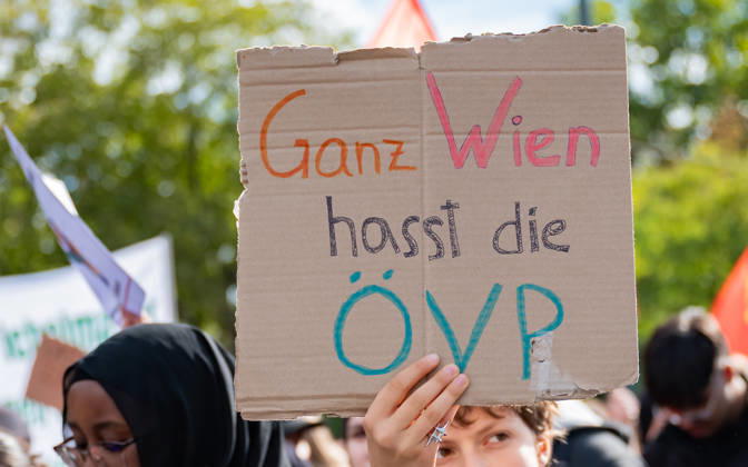 09.10.2026 Demo Gegen das Kopftuchverbot TeilnehmerInnen der Demonstration Schule brennt , Schulstreik gegen Kopftuchverbot gegen das Kopftuchverbot aber auch generell gegen Rassismus, Sexismus und Militarisierung an Schulen am Platz der Menschenrechte in Wien, Österreich Wien Platz der Menschenrechte Wien Oesterreich