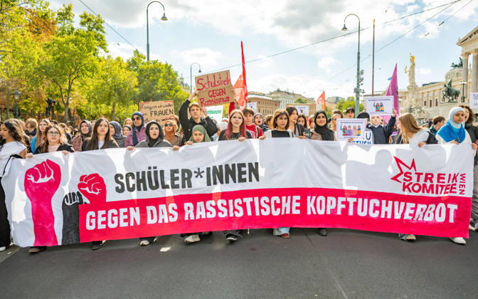 09.10.2026 Demo Gegen das Kopftuchverbot TeilnehmerInnen der Demonstration Schule brennt , Schulstreik gegen Kopftuchverbot gegen das Kopftuchverbot aber auch generell gegen Rassismus, Sexismus und Militarisierung an Schulen am Platz der Menschenrechte in Wien, Österreich Wien Platz der Menschenrechte Wien Oesterreich
