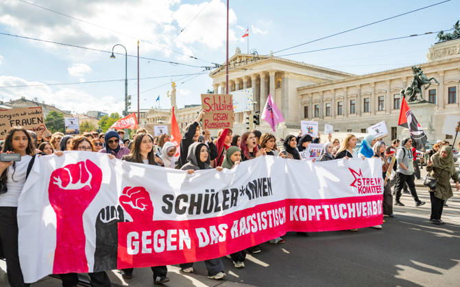 09.10.2026 Demo Gegen das Kopftuchverbot TeilnehmerInnen der Demonstration Schule brennt , Schulstreik gegen Kopftuchverbot gegen das Kopftuchverbot aber auch generell gegen Rassismus, Sexismus und Militarisierung an Schulen am Platz der Menschenrechte in Wien, Österreich Wien Platz der Menschenrechte Wien Oesterreich
