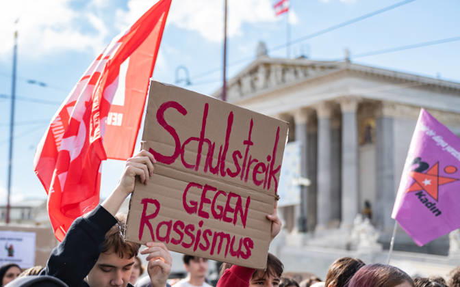 09.10.2026 Demo Gegen das Kopftuchverbot TeilnehmerInnen der Demonstration Schule brennt , Schulstreik gegen Kopftuchverbot gegen das Kopftuchverbot aber auch generell gegen Rassismus, Sexismus und Militarisierung an Schulen am Platz der Menschenrechte in Wien, Österreich Wien Platz der Menschenrechte Wien Oesterreich