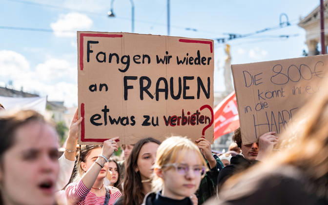 09.10.2026 Demo Gegen das Kopftuchverbot TeilnehmerInnen der Demonstration Schule brennt , Schulstreik gegen Kopftuchverbot gegen das Kopftuchverbot aber auch generell gegen Rassismus, Sexismus und Militarisierung an Schulen am Platz der Menschenrechte in Wien, Österreich Wien Platz der Menschenrechte Wien Oesterreich