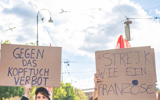 09.10.2026 Demo Gegen das Kopftuchverbot TeilnehmerInnen der Demonstration Schule brennt , Schulstreik gegen Kopftuchverbot gegen das Kopftuchverbot aber auch generell gegen Rassismus, Sexismus und Militarisierung an Schulen am Platz der Menschenrechte in Wien, Österreich Wien Platz der Menschenrechte Wien Oesterreich