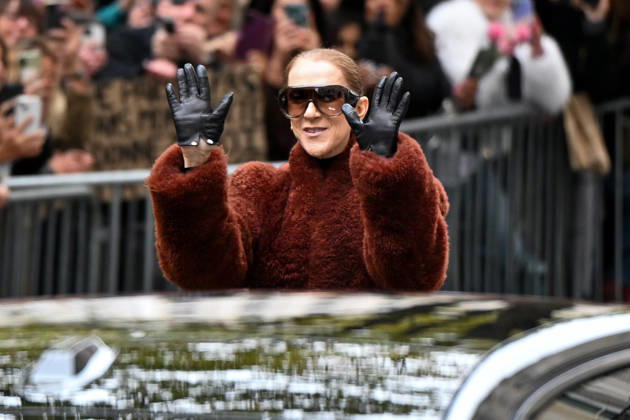 Céline Dion spent some time with her fans at the Royal Monceau Hotel in Paris, France, before heading to the event venue. Céline Dion spends time with fans before going to the venue, the Royal Monceau Hotel in Paris, France 460344 2026 10 09 PARIS France  Copyright: xL.Urmanx xStarfacex STAR_460344_010