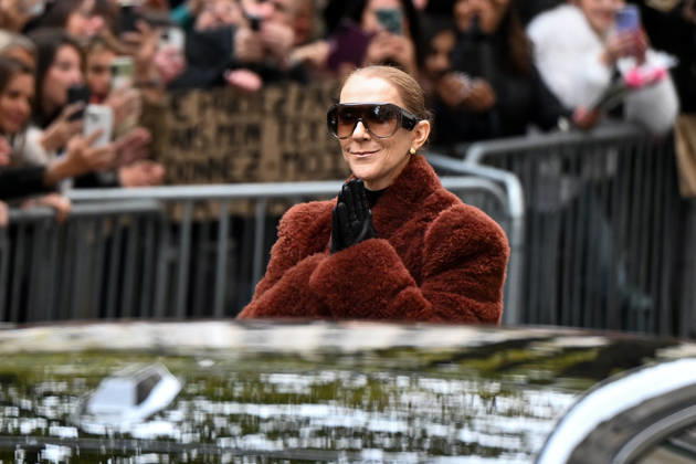 Céline Dion spent some time with her fans at the Royal Monceau Hotel in Paris, France, before heading to the event venue. Céline Dion spends time with fans before going to the venue, the Royal Monceau Hotel in Paris, France 460344 2026 10 09 PARIS France  Copyright: xL.Urmanx xStarfacex STAR_460344_011