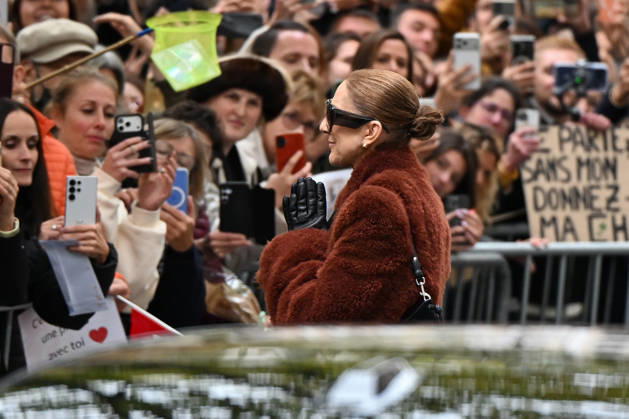 Céline Dion spent some time with her fans at the Royal Monceau Hotel in Paris, France, before heading to the event venue. Céline Dion spends time with fans before going to the venue, the Royal Monceau Hotel in Paris, France 460344 2026 10 09 PARIS France  Copyright: xL.Urmanx xStarfacex STAR_460344_029