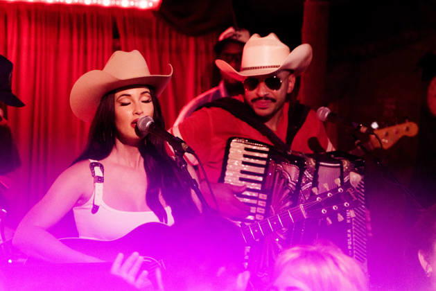 October 9, 2026: Austin, Texas. Kacey Musgraves performed a surprise show at the White Horse after her concert.  - ZUMAda1_ 20261009_zap_da1_020 Copyright: xSandraxDahdahx
