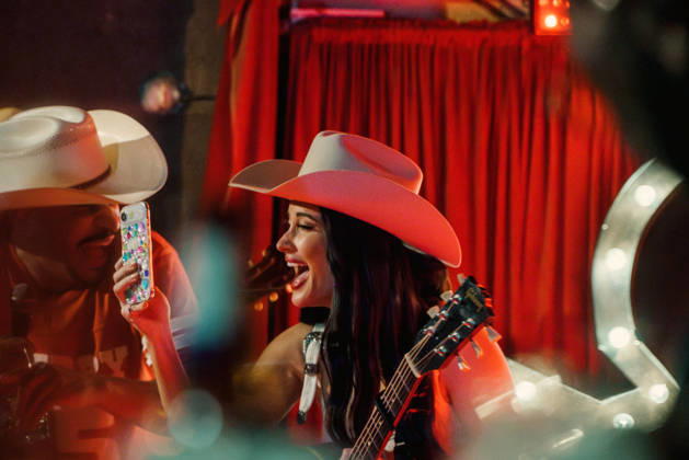 October 9, 2026: Austin, Texas. Kacey Musgraves performed a surprise show at the White Horse after her concert.  - ZUMAda1_ 20261009_zap_da1_027 Copyright: xSandraxDahdahx