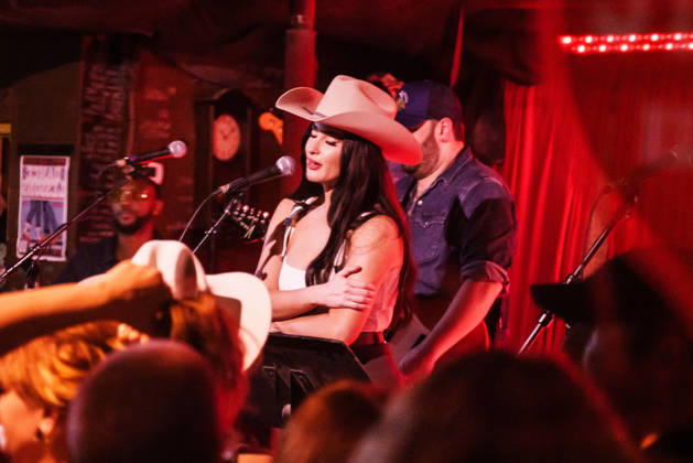 October 9, 2026: Austin, Texas. Kacey Musgraves performed a surprise show at the White Horse after her concert.  - ZUMAda1_ 20261009_zap_da1_026 Copyright: xSandraxDahdahx