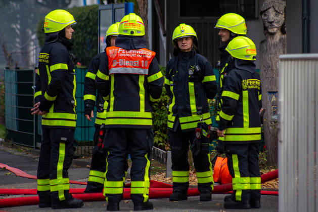 Schul Hilfe in Flammen: Nachts brennt in Frankfurt-Dornbusch das Lager der Initiative Frankfurt for Ukraine – über 100 Einsatzkräfte kämpfen gegen das Feuer - Kriminalpolizei Ermittelt 7aIMG: 0576528 Schul Hilfe in Flammen: Nachts brennt in Frankfurt-Dornbusch das Lager der Initiative Frankfurt for Ukraine – über 100 Einsatzkräfte kämpfen gegen das Feuer - Kriminalpolizei ErmitteltHessen, Frankfurt am Main, Deutschland